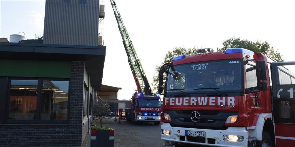 Mit Video: Feuerwehr löscht Brand in 35 Meter hoher Futtermischanlage Die Feuerwehr musste das Feuer in 35 Metern Höhe löschen.