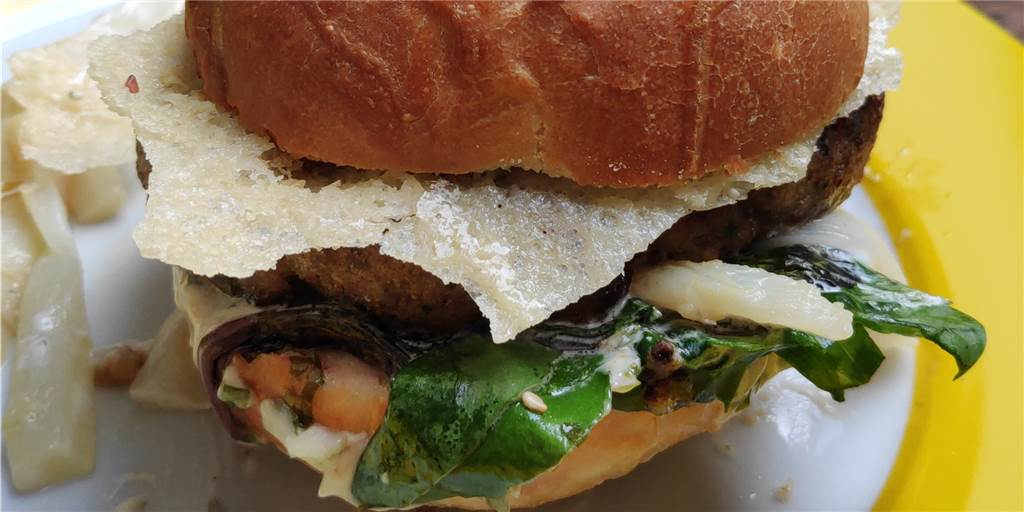 Lieferdienst-Check: Wir testen Burger aus dem Vier-Sterne-Hotel Der Geflügel-Burger war reichlich und vielfältig belegt.
