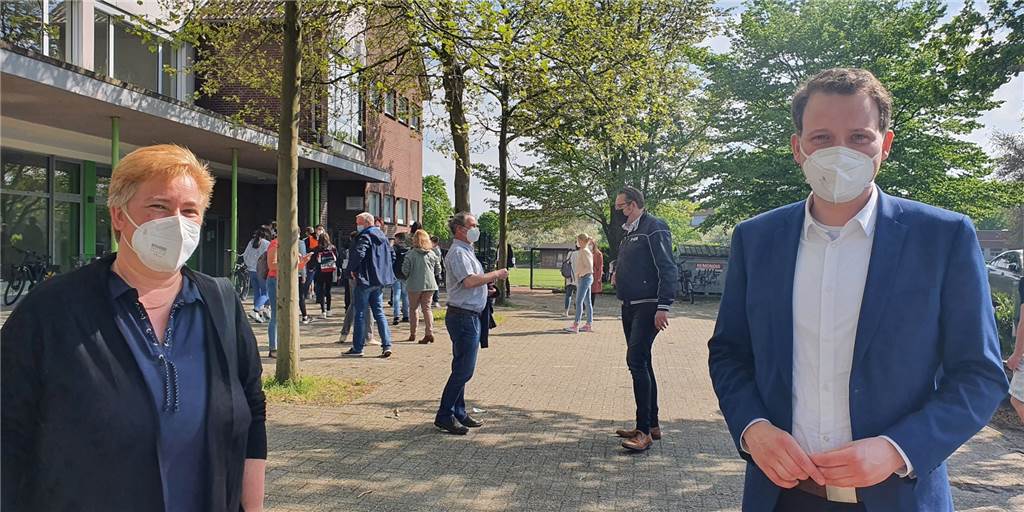 Zoff um Schulleiterstelle: Jetzt sind erste Entscheidungen gefallen Andrea Hannemann, stellvertretende Elternpflegschaftsvorsitzende der Sekundarschule, hat sich vor der Sonderratssitzung auch mit Bürgermeister Tom Tenostendarp ausgetauscht.
