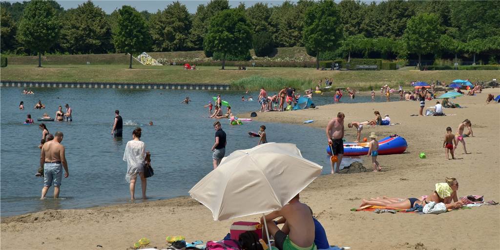 Der Horstmarer See in Lünen: Solche Fotos gab es schon lange nicht mehr. 2019 riet der Kreis Unna vom Baden ab wegen schlechter Wasserqualität. 2020 sperrte die Stadt ab wegen Corona. 