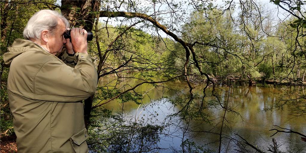 Die Inseln im Halterner Stausee sind wahre Naturparadiese Rolf Behlert beobachtet die Stausee-Brutinsel am Hohen Niemen.