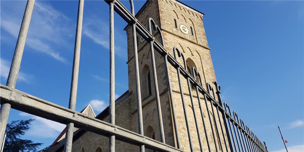Versteckspiel: Betrügerischer Organist entzieht sich weiter dem Zugriff Der von der Staatsanwaltschaft Münster gesuchte Kirchenmusiker hat die Gemeinde Heilig Kreuz Heek belogen und betrogen.
