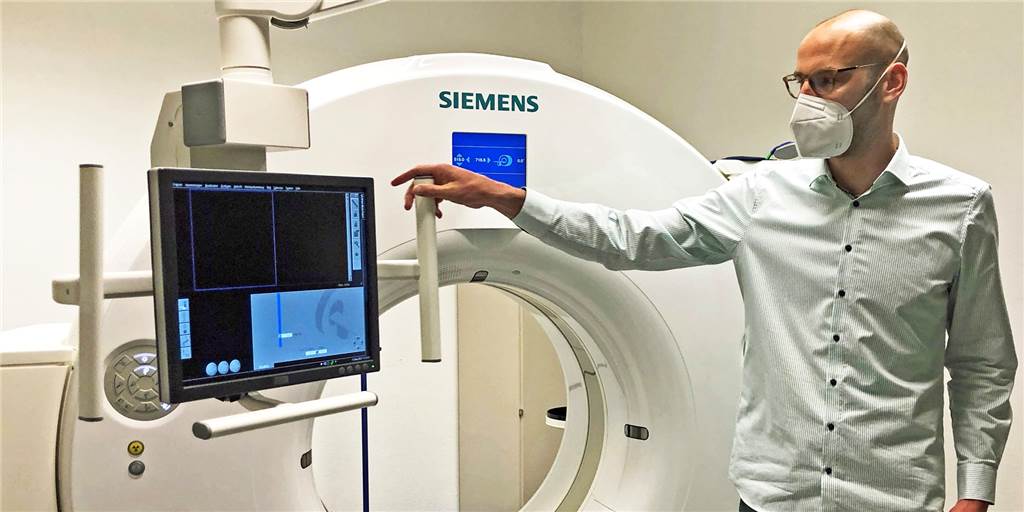 Radiologie im Rochus-Hospital: Modernes CT hilft bei Covid-Diagnostik Arne Scheffer zeigt das moderne CT, das auch in der Covid-Diagnostik eingesetzt wird.