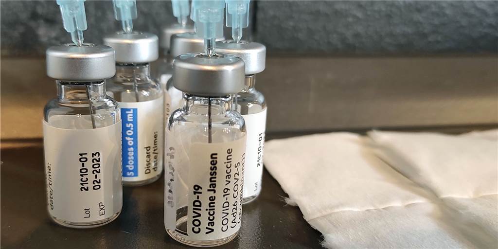 Impfstoff im Küchenkühlschrank: So lief die Sonderimpfaktion in der Nordstadt Leere Impffläschchen mit dem Vakzin von Johnson & Johnson stehen gesammelt im Multifunktionsraum des provisorischen Impfzentrums.