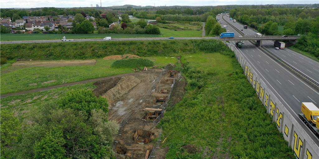 Baubeginn für A2-Anschlussstelle ohne ein einziges Baustellenfahrzeug Die Anschlussstelle Nummer 14 der A2 ist ein Kuriosum. Sie existiert nur Zu einer Seite - nach Dortmund. Jetzt will Lünen nachziehen. Baustart war am 17. Mai - wenn auch ohne Bauarbeiten. Die Verkehrsampel steht auf der Autobahnbrücke.