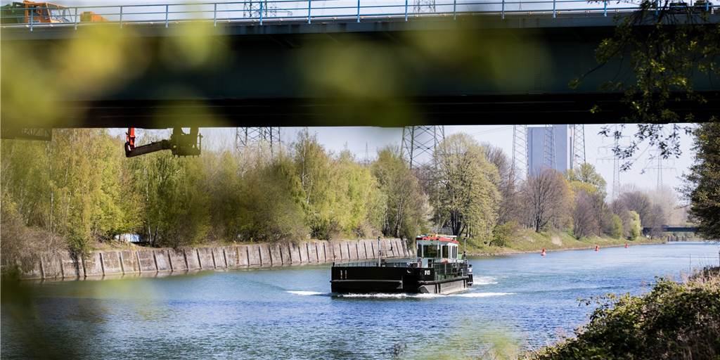 Teilsperrung der A43: Das bedeutet der Brücken-K.o. am Rhein-Herne-Kanal Weil die Stahlträger der Brücke über den Rhein-Herne-Kanal aufgrund zu hoher Belastungen in den vergangenen Jahren durchgebogen sind, ist die Brücke bereits für Lkw von mehr als 3,5 Tonnen gesperrt.