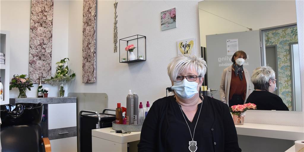 Neue Chefin und neuer Name für Friseursalon an der Münsterstraße Andrea Hempelmann (sitzend) hat das Friseurgeschäft "Hairstyling by Ute Grapp" übernommen. Auch der Name des Salons ist jetzt ein anderer.