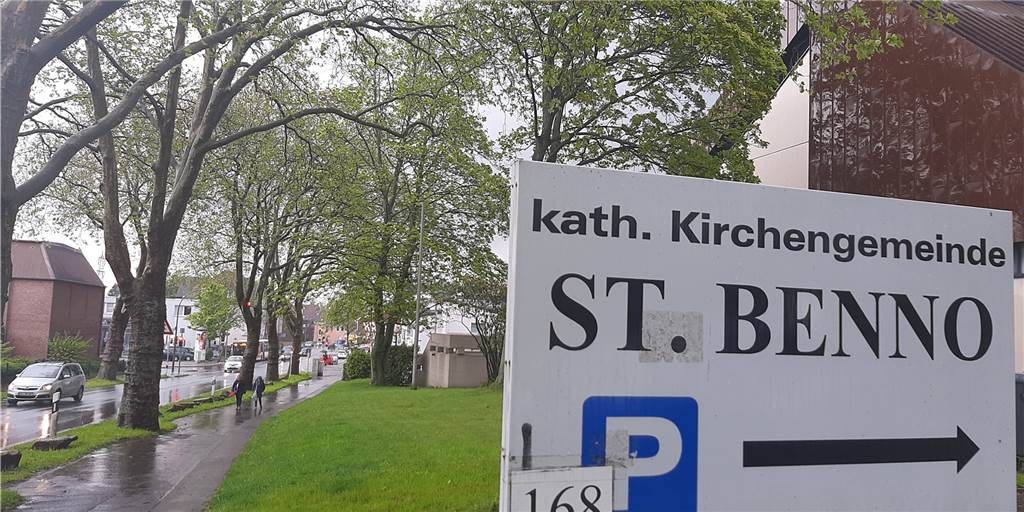 Regenbogenfahne heruntergerissen: „Verzweiflungstat eines Super-Katholiken?“ Die Gemeinde St. Benno: Hier hing eine große Regenbogenfahne, die jemand mit Gewalt vom Mast gerissen hat, der links im Hintergrund des Hinweisschildes direkt vor den Bäumen zu erkennen ist.