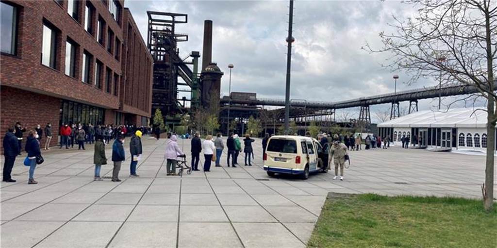 Nach langen Schlangen: So lange dauert ein Termin im Impfzentrum Dortmund Anfang Mai hatte das Impfzentrum Dortmund mit langen Warteschlangen Schlagzeilen gemacht (Bild). Wie steht es aktuell um die Wartezeiten?