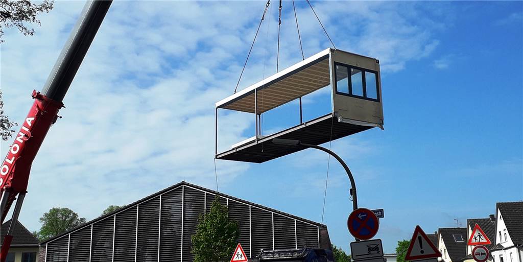 Schulneubau im Video: Im Stadtbezirk Mengede fliegen die Klassenzimmer Ein Kran lässt künftige Klassenzimmer fliegen. Passanten und Bewohner von Jonathan- und Remigiusstraße beobachten, wie in wenigen Wochen der Erweiterungsbau der Regenbogen-Grundschule aus dem Boden wächst.