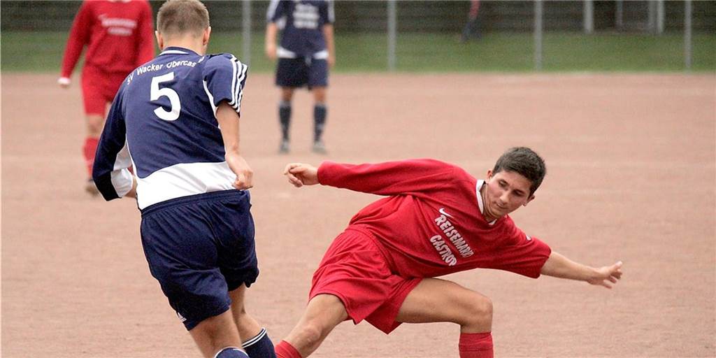 Zur Not zieht der neue Eintracht-Trainer selbst die Fußballschuhe an Ramazan Erdem (rotes Trikot), der neue Trainer von Eintracht Ickern, spielte auch für das Bezirksliga-Team des SV Yeni Genclik - wie hier bei der Stadtmeisterschaft 2007 gegen den SV Wacker Obercastrop.