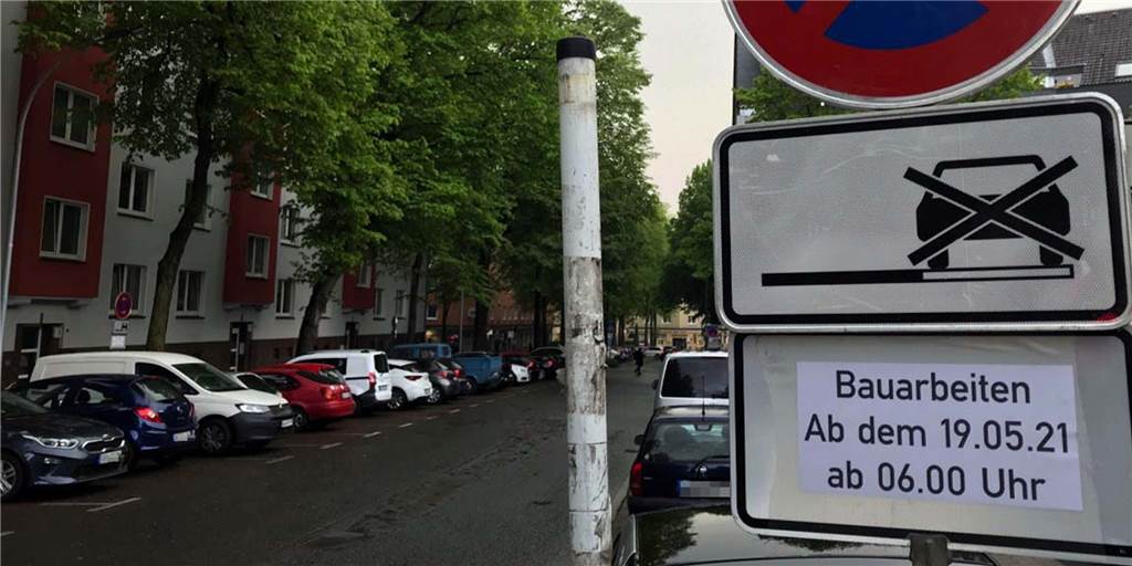 Neue Großbaustelle im Kreuzviertel – Fast 50 Parkplätze fallen weg Alle Autos müssen weg. Die Schilder deuten schon auf die Baustelle im Kreuzviertel hin.