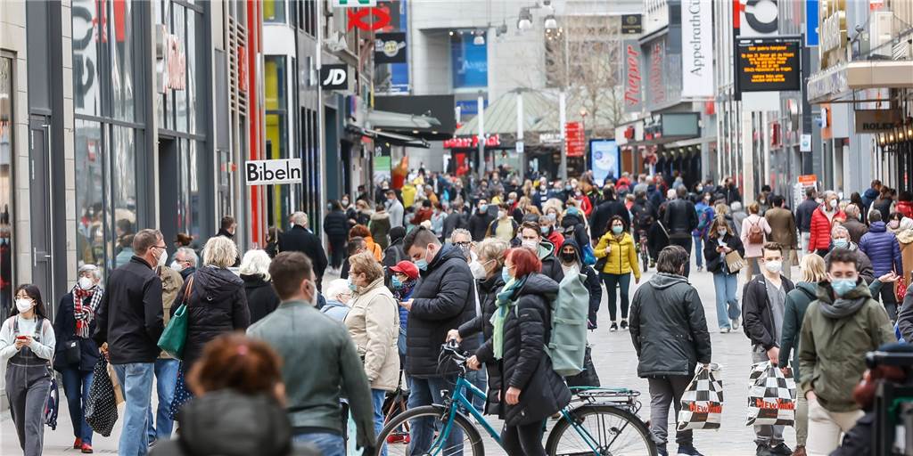 IHK blitzt ab: Keine zusätzlichen Sonntagsöffnungen in Dortmund So wie hier vor der Corona-Notbremse im April soll es bald wieder auf dem Westenhellweg aussehen - auch sonntags. Doch zusätzliche verkaufsoffene Sonntage, wie sie sich die IHK wünscht, wird es in Dortmund nicht geben. Das machte jetzt OB Thomas Westphal klar.