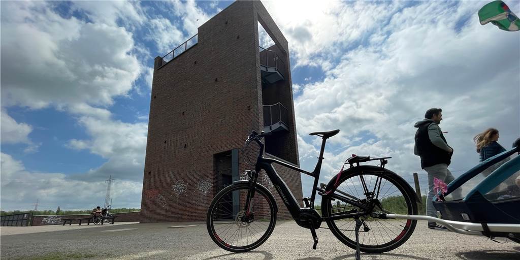 Emscher-Auen: Besucher bekommen keinen Ausblick vom Aussichtsturm Der Aussichtsturm in den Emscherauen ist Wegekreuzung und Rastplatz für Radwanderer und Spaziergänger.