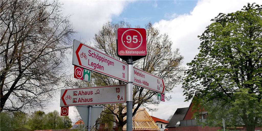 Nach Corona-Lockerungen: „Anradeln“ der etwas anderen Art In Heek sind die Schilder für das Knotenpunktsystem im Kreis Borken bereits installiert worden.