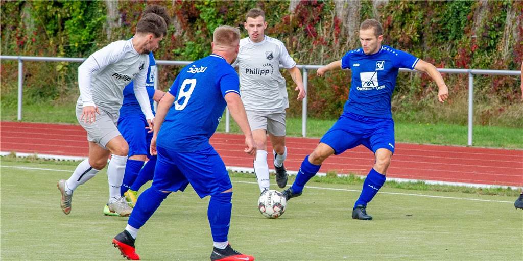 „Nicht schön“: Sythens Kunstrasen bringt mehrere Nachteile mit sich Die Spieler des TuS Sythen spielen auf einem verhältnismäßig alten Kunstrasenplatz.