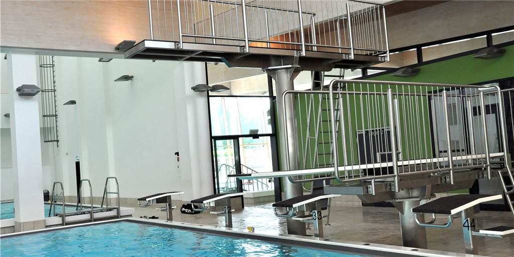 Schwimmfähigkeit der Kinder ist auch eine Frage der Bildung und des Geldes Das Archivbild zeigt den Sprungturm im Lippe Bad in der Lüner City.