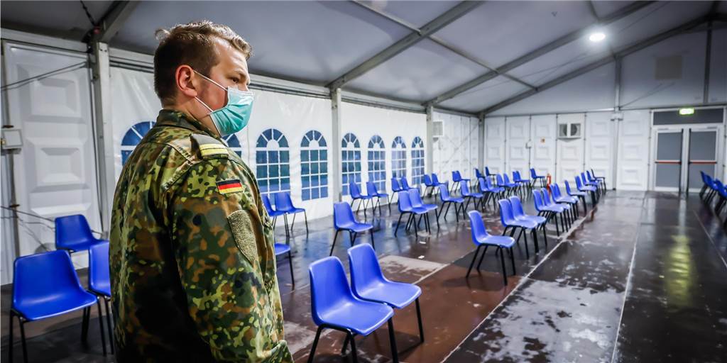 Nach Umbau: Dortmunder Impfzentrum ist bereit für mehr Impfungen Auch Bundeswehr-Soldaten sind im Dortmunder Impfzentrum mit im Einsatz.