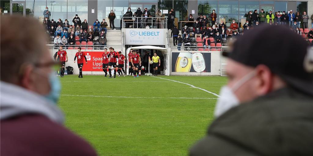 Erstes Spiel vor Fans in NRW seit Corona-Lockdown: „Mein Körper hat sich wieder erinnert“ Fußball vor Fans: Der Regionalligist SV Lippstadt durfte am Mittwochabend als erster Verein in Nordrhein-Westfalen wieder Zuschauer ins Stadion lassen.