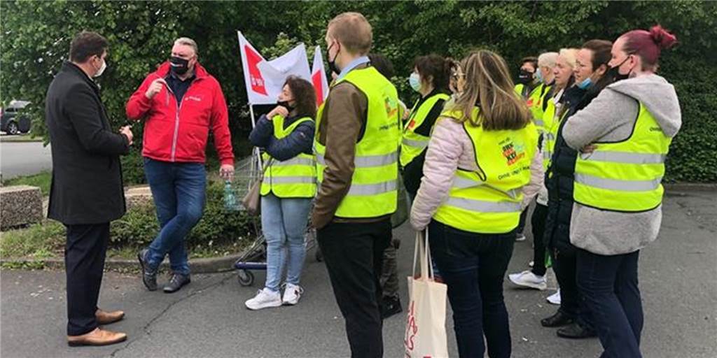 Fronten in der Real-Belegschaft verhärtet: „Für mich sind die gestorben“ Bürgermeister Rajko Kravanja im Gespräch mit den Streikenden Verdi-Mitgliedern vor dem Real an der Siemensstraße.