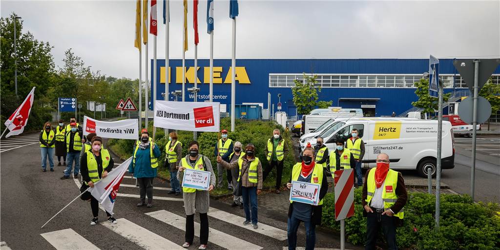 Mit Transparenten am Westenhellweg warben Verdi-Vertreter und Betriebsräte aus dem Einzelhandel vor Ikea im Indupark für mehr Lohn.