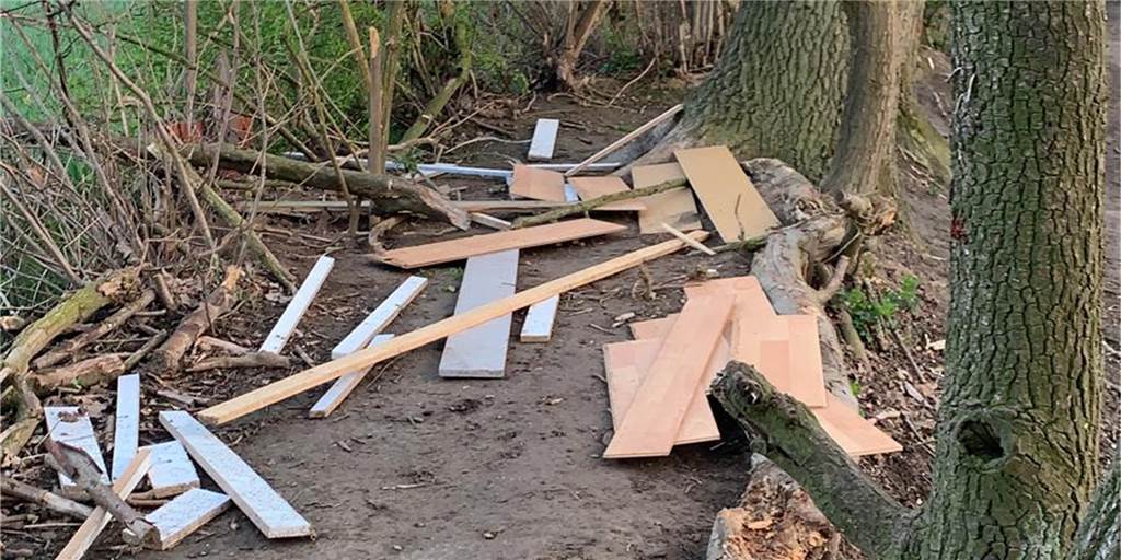 Hohlweg In der Borg: Unbekannte richten schweren Schaden an Unbekannte haben ihren Müll im Hohlweg oberhalb des Baugebietes In der Borg abgeladen.