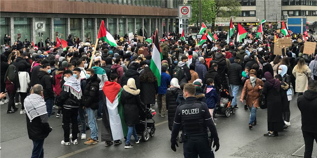 „Extremistisch“: NRW-Innenminister über Palästina-Demo in Dortmund Rund 500 Personen sind am Abend des 11. Mai mit Fahnen und Sprechchören über die Kampstraße gezogen.
