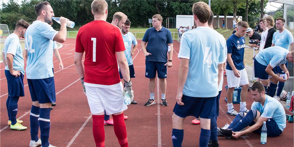 Der TuS Sythen verpflichtet einen Spieler von Concordia Flaesheim Dennis Schulz (M.) und der TuS Sythen haben noch einen weiteren Spieler von Concordia Flaesheim verpflichtet.