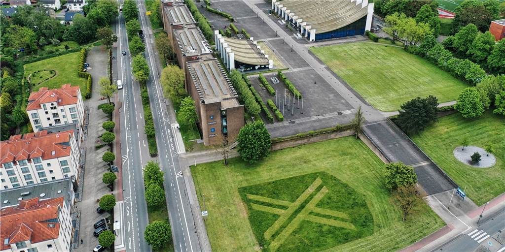 Das Rathaus-Ensemble am Stadtmittelpunkt mit dem gerade wieder frisch gemähten Stadtwappen. Über die Sanierung der Gebäude soll in einer Sonderratssitzung beraten werden, fordert die FDP.