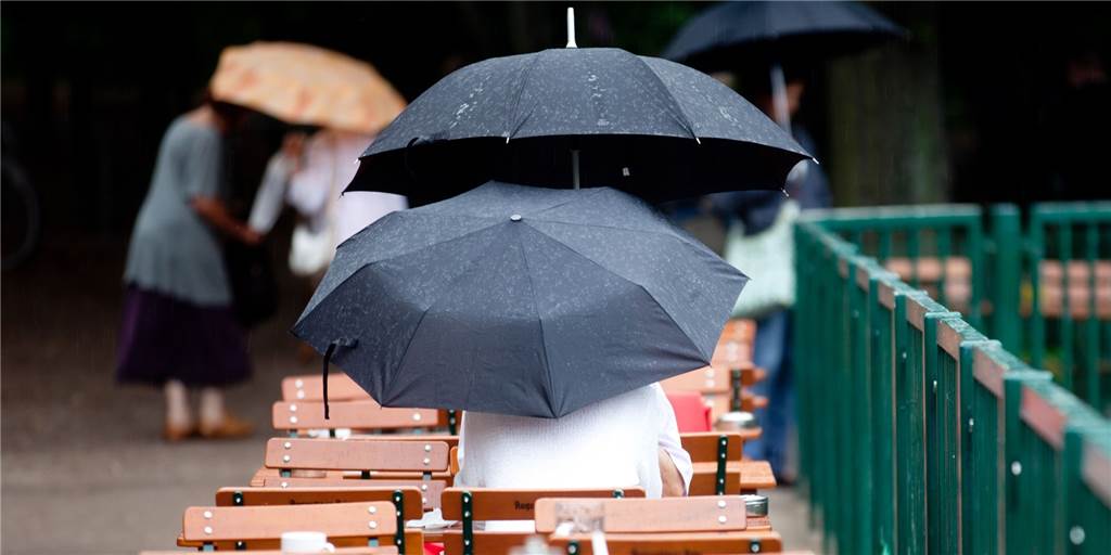 „Bei strömendem Regen fröhlich draußen gesessen“: Biergärten in Ascheberg wieder geöffnet Trotz Regenschauer nutzten viele Bürgerinnen und Bürger die Möglichkeit, endlich wieder in einem Biergarten sitzen zu können.Seit dem 15. Mai ist die Außengastronomie erlaubt, ab Samstag zudem die Innenbereiche der Restaurants.
