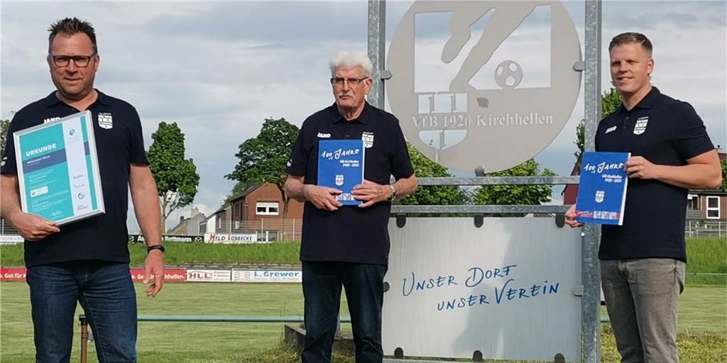 Jubiläumsprogramm 100+1: Schalke 04 wird zu Gast beim VfB Kirchhellen sein Im neuen Jubiläum-Shirt (v.l.): Georg Garz, 1. Vorsitzender des VfB Kirchhellen, Werner Stappert, Vorstandsmitglied und Redakteur der Festschrift, Bastian Averesch, Presse- und Öffentlichkeitsarbeit.