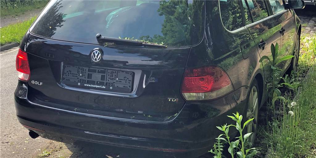 Pkw gammelt am Straßenrand in Werne vor sich hin Seit Wochen steht der Golf Variant ohne Nummernschilder an der Straße Becklohhof in Nähe der Senioren-Wohnanlage Katharina.