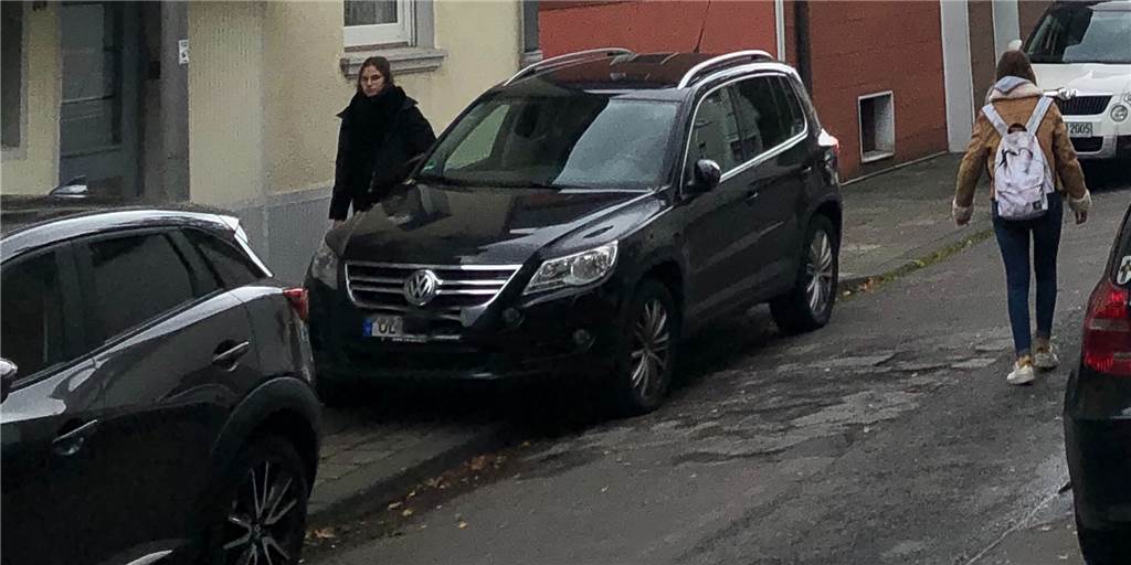 Das tut richtig weh: Parken auf Gehwegen soll bis zu 110 Euro kosten Das Parken auf Gehwegen, wie hier in der Dorstener Altstadt, ist laut Straßenverkehrsordnung verboten. Der neue Bußgeldkatalog sieht drastisch erhöhte Verwarnungsgelder dafür vor: bis zu 110 Euro.