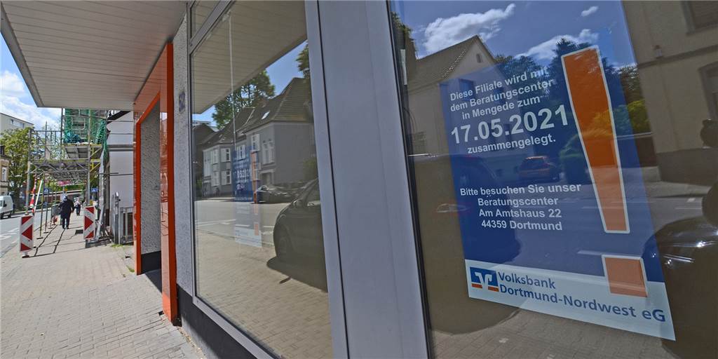Volksbank Nordwest schließt Filialen – Alternativen digital oder teuer Die Leuchtreklame abgebaut und die Fenster zugeklebt: Ein Plakat erklärt die Schließung der Volksbank-Filiale in Westerfilde.