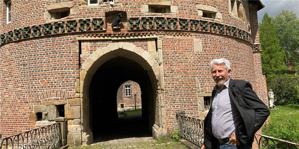 Bodo Möhrke ist seit bald 15 Jahren der Herr von Schloss Bladenhorst Schlossherr Bodo Möhrke vor dem Torhaus von Schloss Bladenhorst. Hinten sieht man den Südflügel, in dem er selber wohnt.