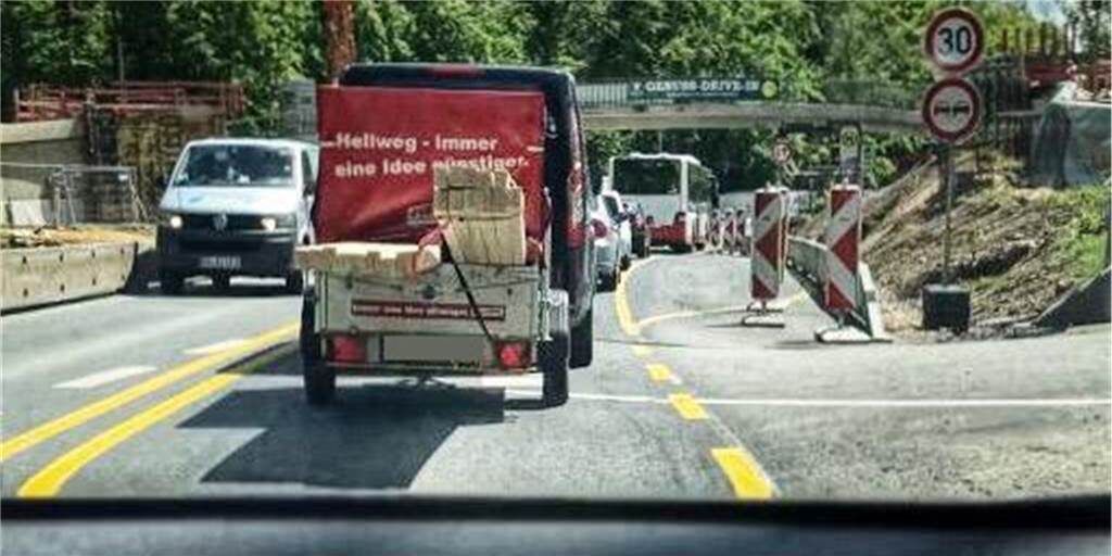 Auf der B236 kommt es aktuell immer wieder zu langen Staus.