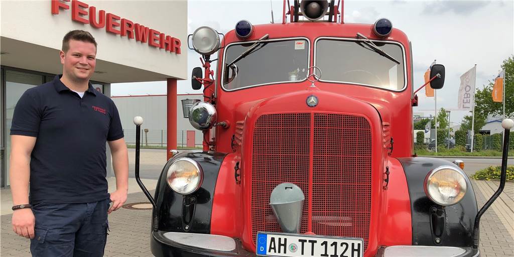 Mit Video: Runde Haube, lange Schnauze: Feuerwehr-Oldtimer begeistert Tim Tecker ist aktiver Feuerwehrmann beim Löschzug Oeding und seit Kurzem auch stolzer Besitzer eines fahrtüchtigen Tanklöschfahrzeugs mit dem Baujahr 1956.