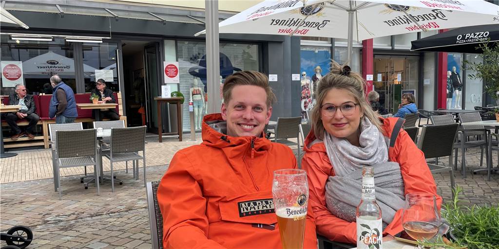 Außengastronomie in Dorsten geöffnet: „Endlich etwas Normalität“ Rund sieben Monate war die Gastronomie dicht: Julian Robert und Melina Rex genießen ihre Getränke auf dem Marktplatz.