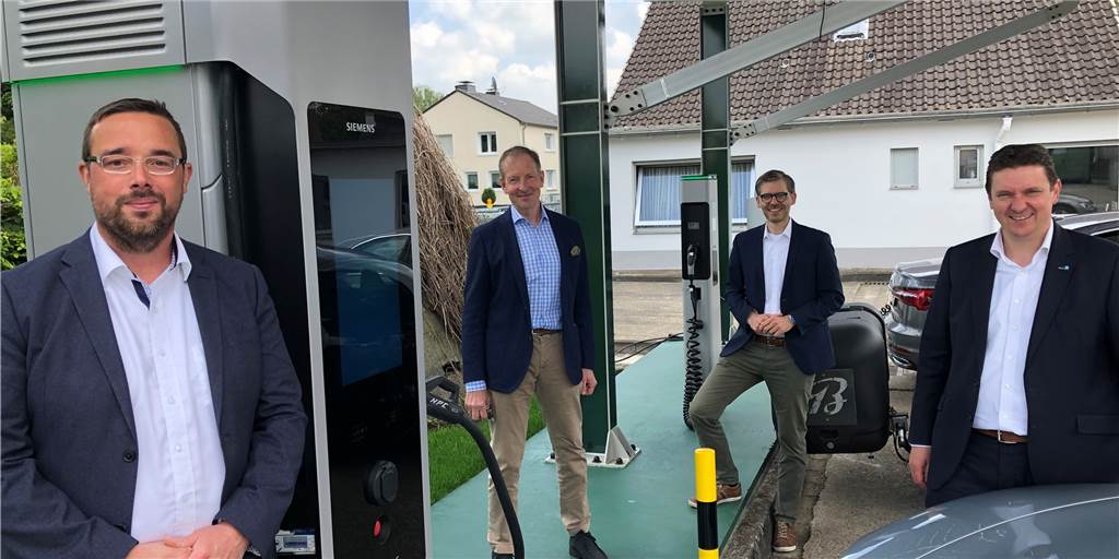 „Welt-Sensation“: Siemens’ erster e-Auto-Ladepark steht in Castrop-Rauxel Welt-Neuerung in Castrop-Rauxel: Der Siemens-Konzern hat auf dem Gelände von Elektro Breilmann in Habinghorst seinen ersten Ladepark für e-Autos aufgebaut. Darüber freuen sich (v.l.) Marcus Bücken von Siemens, Prof. Dr. Ulrich Breilmann, der Geschäftsführer der Stadtwerke Castrop-Rauxel, Jens Langensiepen, und Castrop-Rauxels Bürgermeister Rajko Kravanja.