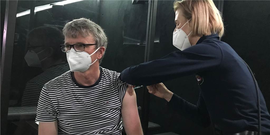 Mit Video: Impfung in der Ahauser Disco Next kommt gut an Das Next wurde von der Diskothek zur Impf-Fabrik. Wolfgang Pierick ließ sich dort am Samstag von Frau Dr. Stefanie Schmickler impfen.