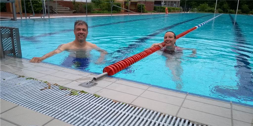 Freibad-Eröffnung Werne im Regen - „Nass wird man so oder so" Jens Hirsch (l.) und seine Kollegin - beide Schwimmtrainer im Solebad - freuen sich, dass das Freibadbecken wieder öffnen darf. Zuvor hatten sie Schwimmkurse für Kinder angeboten.