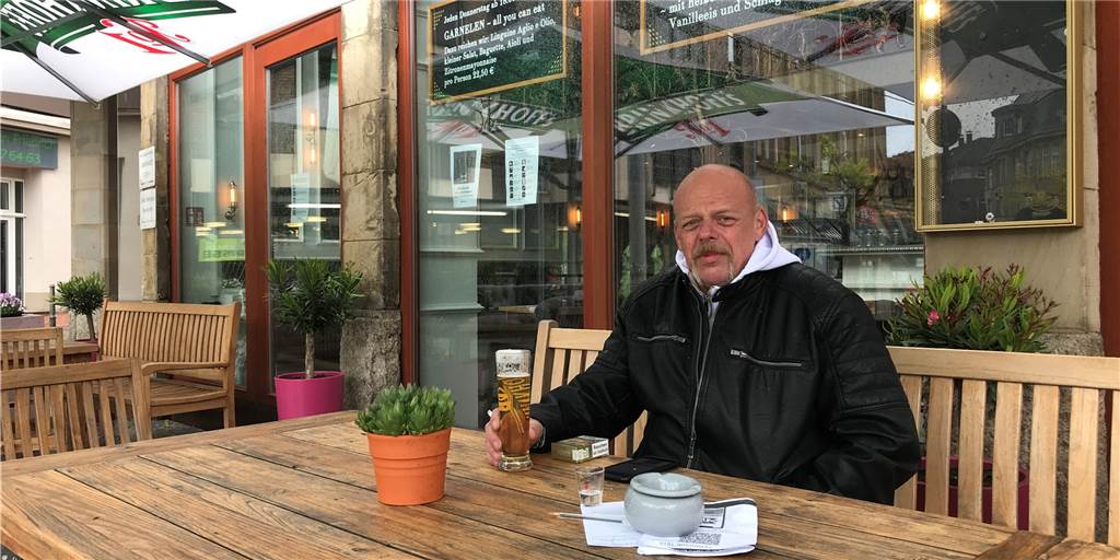 Außengastronomie im Pech: Wie Restaurants und Gäste dem Dauerregen trotzen Adreano Borrega lässt sich vom Dauerregen nicht abhalten, ein frisch Gezapftes im "1910" zu trinken.