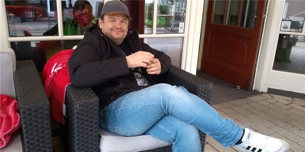 Außengastronomie in Werne eröffnet - „Nach sieben Monaten wurde es Zeit" Gilbert Notz genießt vor dem Konrads einen Kaffee. Aufgrund der niedrigen Inzidenz im Kreis Unna ist das wieder möglich.