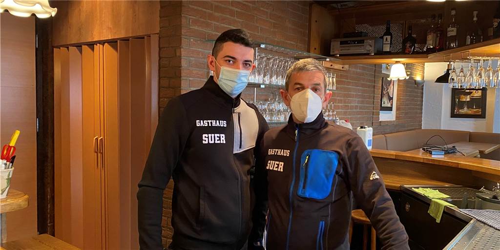 Wirte freuen sich: Außengastronomie in Selm wieder geöffnet Adif Hamidovic (links) und sein Vater Abit Hamidovic (rechts) vom Gasthaus Suer freuen sich darauf, dass sie ab heute Menschen in der Außengastronomie bewirten dürfen.