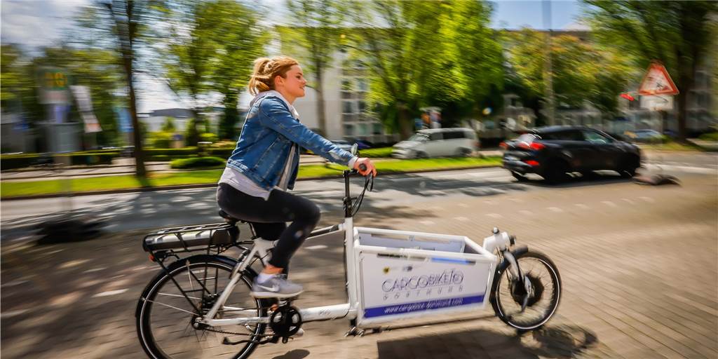 Warum gerade jetzt immer mehr Lastenfahrräder in der City zu sehen sind Immer mehr solcher Lastenfahrräder, wie es hier die Studentin Annchristin Weiß demonstiert, sind in der Dortmunder Innenstadt zu sehen. Und es sollen noch mehr werden. IHK und Wirtschaftsförderung starten jetzt wieder Testwochen. Unternehmen können sich verschiedene Modelle ausleihen.
