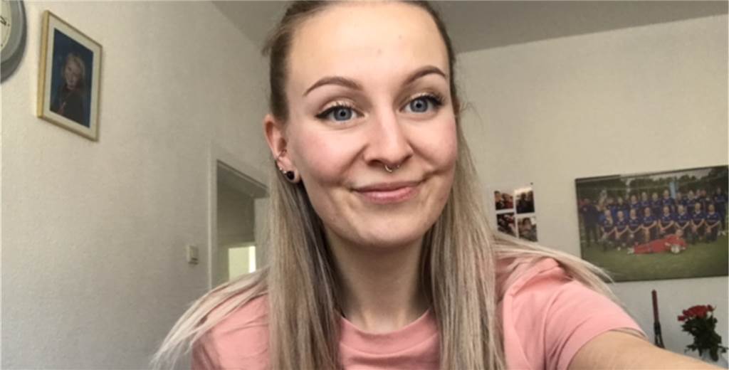 Im Hintergrund ist zu erkennen, was Tabeas große Leidenschaft ist: das Fußballspielen.