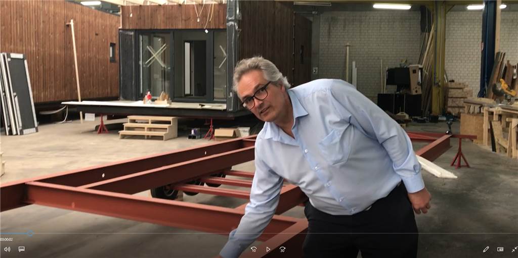 Mit Video: Mobilhäuser aus Ammeloe – „Auftragsbücher sind voll“ Gerhard Kronenberg baut mit seinem Team 200 Mobilhäuser pro Jahr. Hier steht er vor dem Grundgerüst für Mobilhäuser.