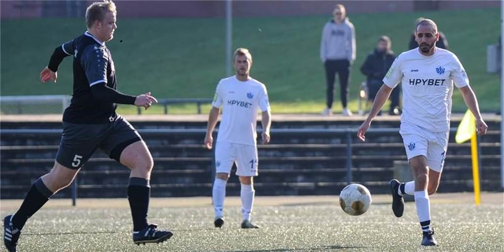 Als 31-Jähriger im U23-Team: Ist das ein seltsames Gefühl, Mohammed Katiela? Mohammed Katiela (r.), hier noch im weißen Dress der SpVg Beckum, gehört ab dem Sommer fest zum U23-Kader des Holzwickeder SC.