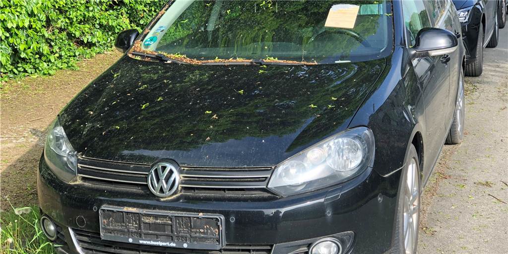 Ordnungsamt Werne macht Druck - Gammel-PKW endlich entfernt Über das Pfingstwochenende hat der Halter den Golf Variant endlich vom Straßenrand am Becklohhof entfernt.