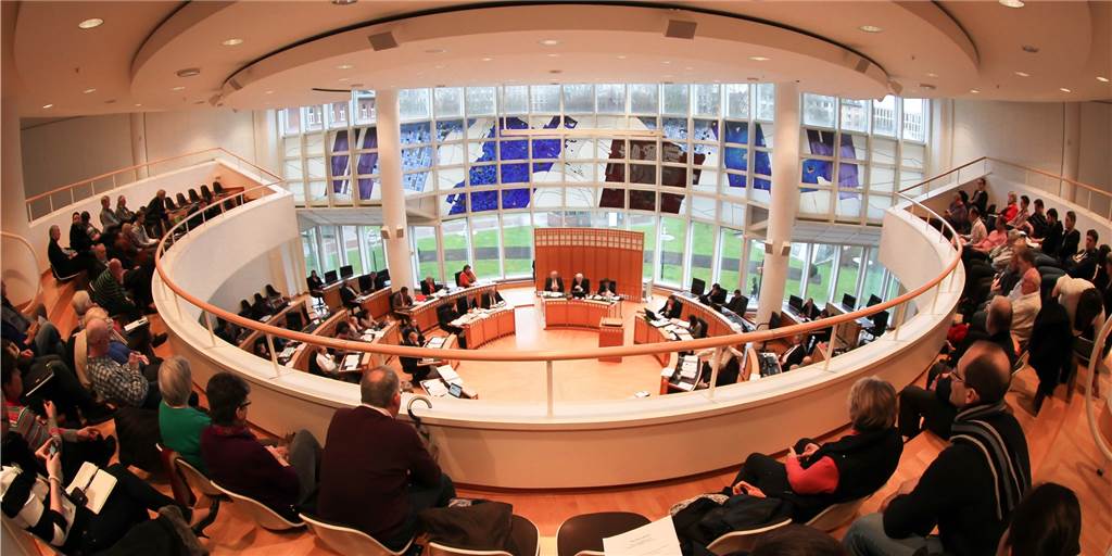 Jeder kann bald hitzige Ratsdebatten auf der Wohnzimmer-Couch verfolgen Weil das Rathaus saniert wird, sind die Ratssitzungen zurzeit nicht wie hier auf dem Foto im Ratssaal, sondern in den Westfalenhallen.